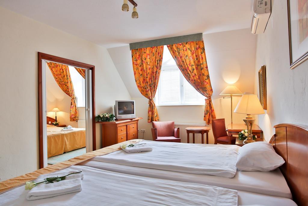 Hotel Rittinger Bonyhád Eksteriør billede